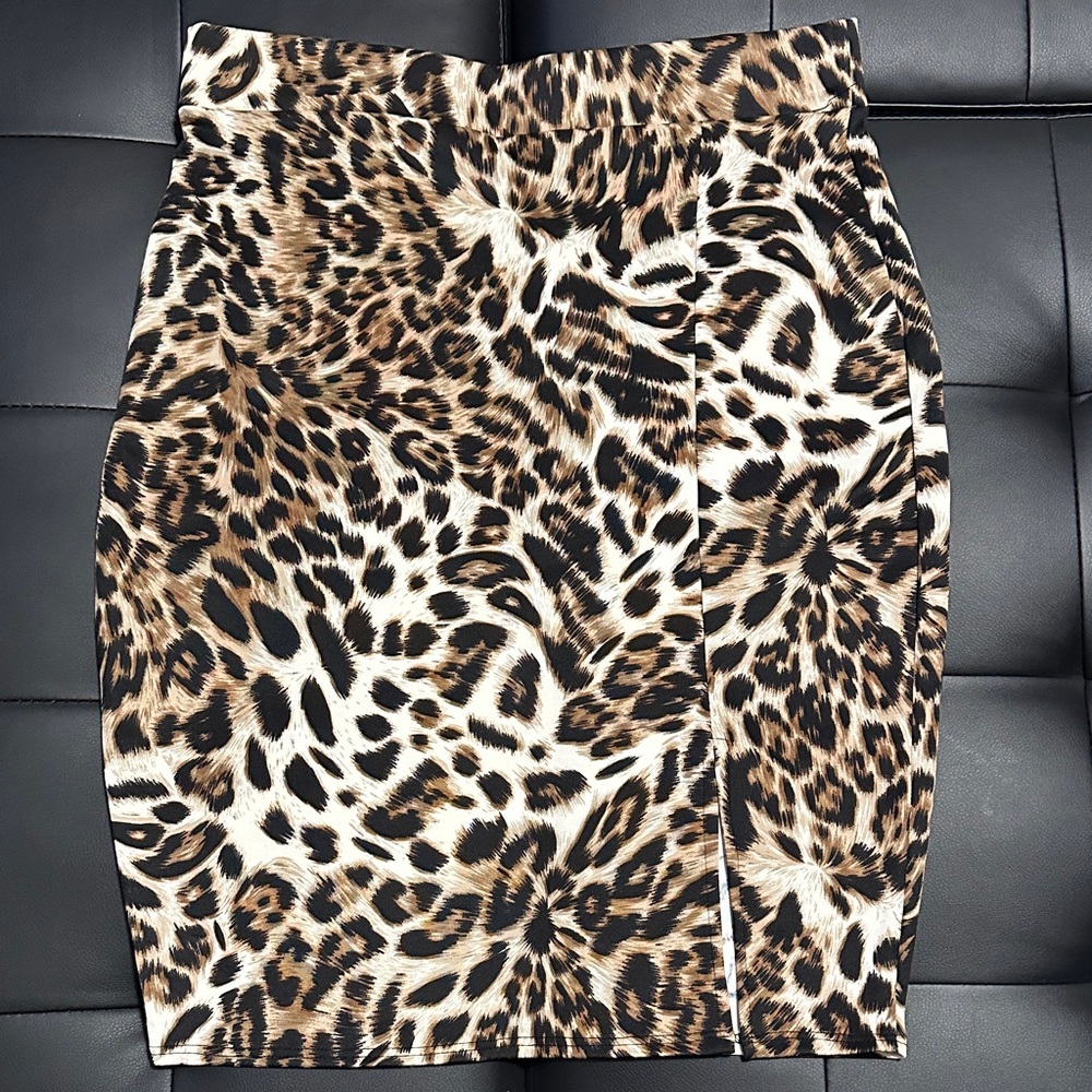 Hybrid & Company Leopard Print Pencil Skirt